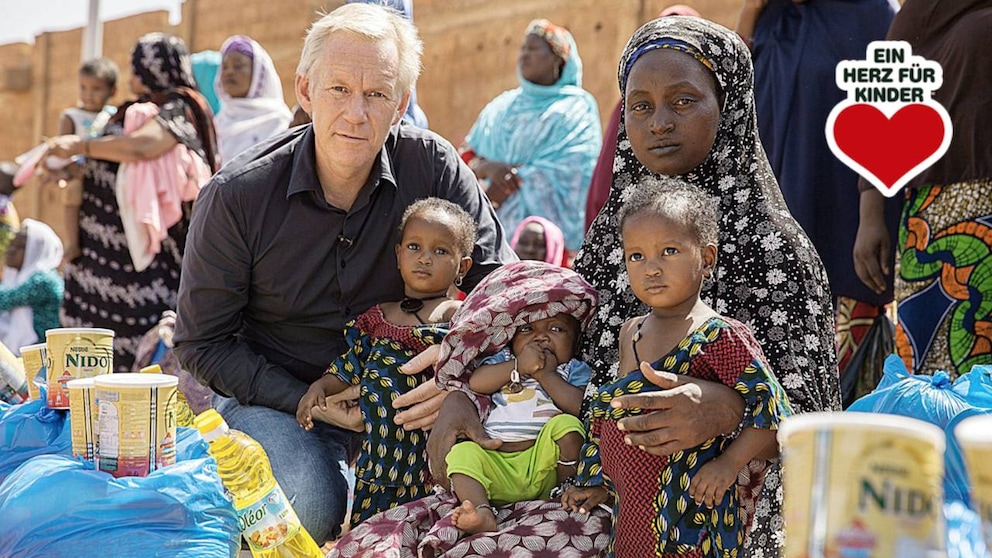 Johannes B. Kerner zu Besuch im Niger. Viele Famililen flohen aus ihrer Heimat und sind auf Lebensmittelspenden angewiesen