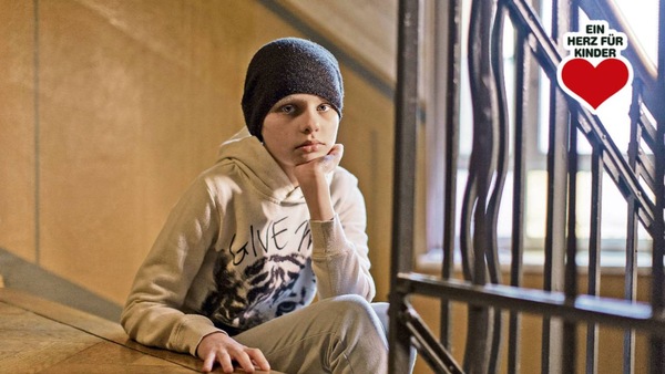 Letizia hat gerade eine wochenlange Chemo-und Strahlentherapie hinter sich. Die Mütze bedeckt ihren kahlen Kopf