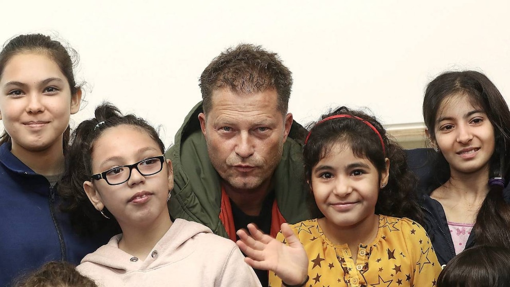 Für die Kleinen ist Til der Größte: Kinoheld Til Schweiger mit vier Mädchen in der neuen Kita für Flüchtlinge