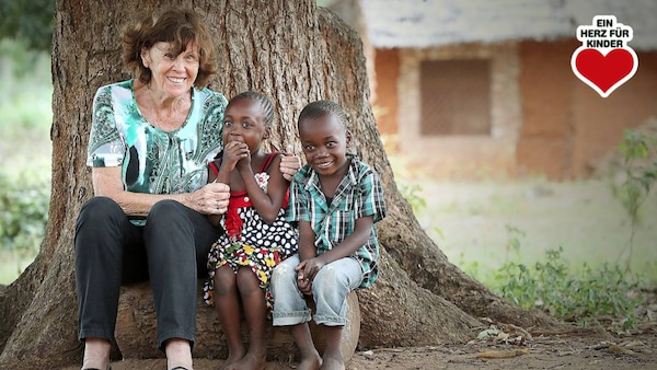 Christine Rottland mit zwei Schülern in Kenia