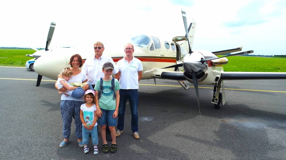 Die kleine Emma auf dem Arm ihrer Mama) wurde mit ihren Geschwistern Florian und Marlene von Bremen nach Ingolstadt geflogen. Flying Hope Pilot Rolf Bauer flog die gecharterte Cessna 421.