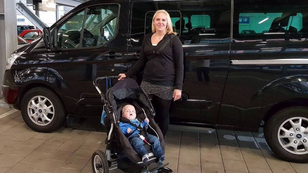 Mika mit seiner Mutter Stefanie vor dem neuen Auto