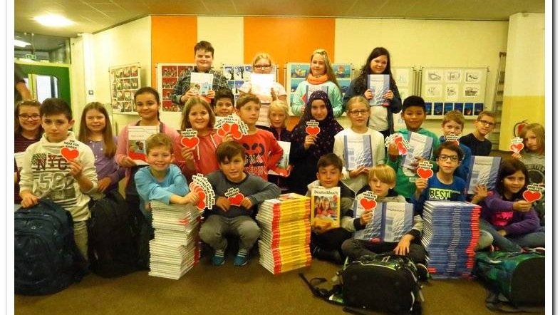 Die Schüler der Cristoph-von-Schmid-Schule mit ihren neuen Büchern