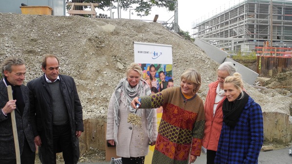 Jutta Speidel (Mitte) mit Schippe in der Hand beim Richtfest ihres neuen Projektes in München
