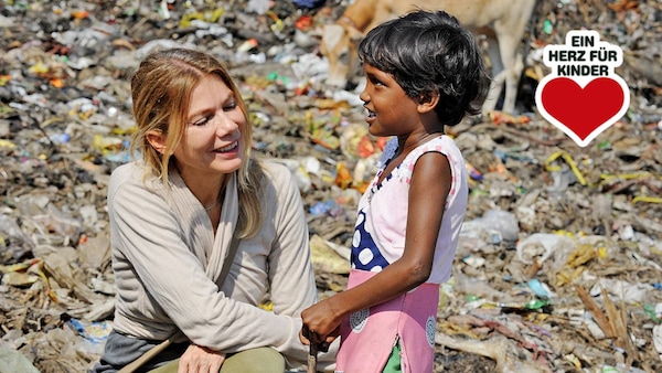 Ursula Karven mit einem Mädchen, das als Müllsammlerin in der indischen Stadt Guwahati nahe Kalkutta arbeiten muss