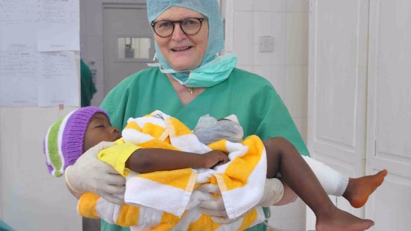 Seit 17 Jahren operiert die pensionierte Orthopädin Annemarie Schraml (65) in Tansania verkrüppelte Kinder. 2000 kleine Patienten hat sie schon erfolgreich behandelt