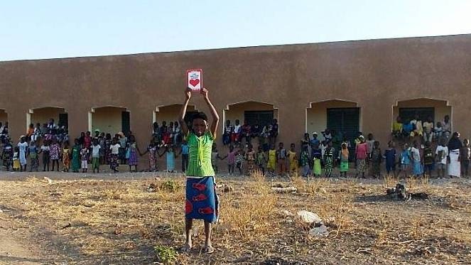 Die Kinder und Lehrer der Grundschule in Kokounkoutou, Mali, bedanken sich für die Unterstützung von BILD hilft e.V. 