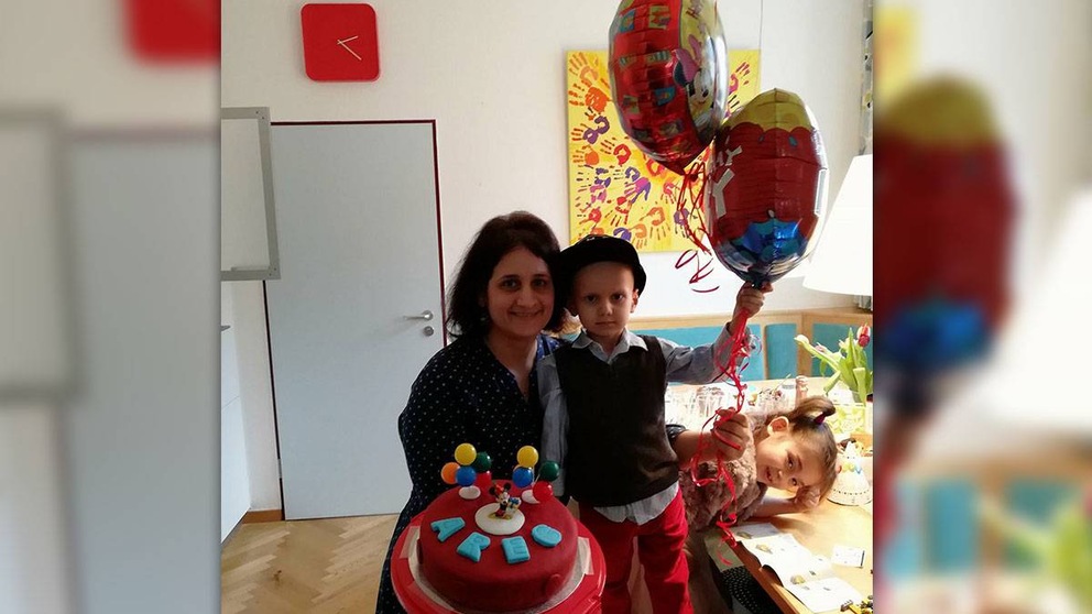 Areg mit seiner Mutter. Kuchen und Luftballons für Aregs vierten Geburtstag