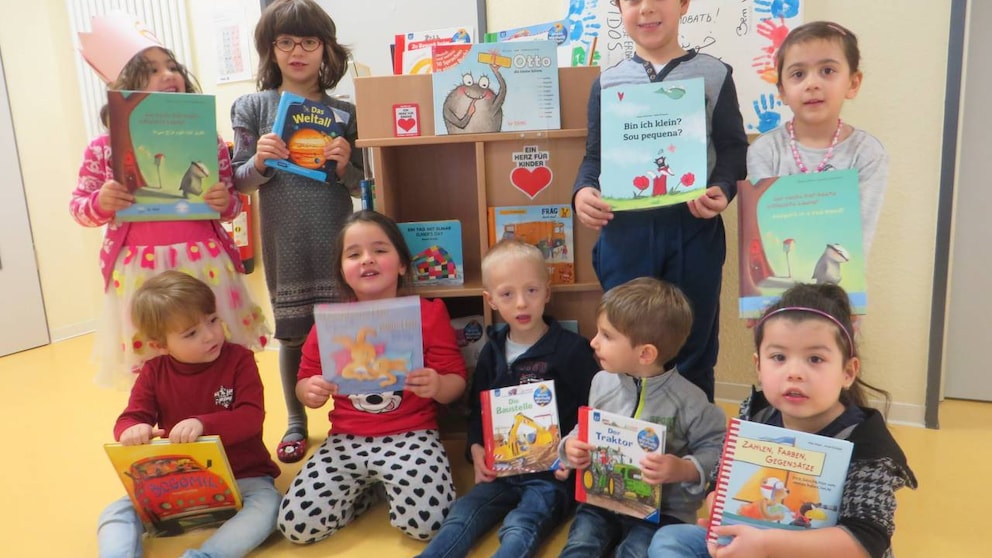 Kinder der Kita Bendengasse in Euskirchen mit den Schätzen ihrer neuen Kinderbibliothek