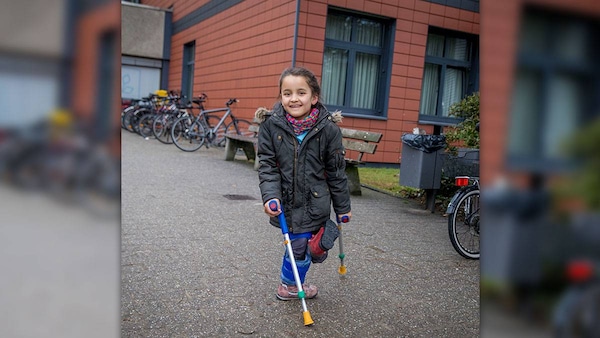 Moazama (9) auf ihren Krücken vor dem Krankenhaus in Düsseldorf