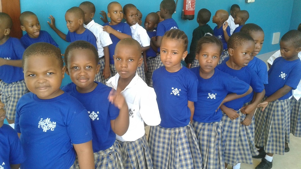 Schüler der St. Michael Primary School in Uniform
