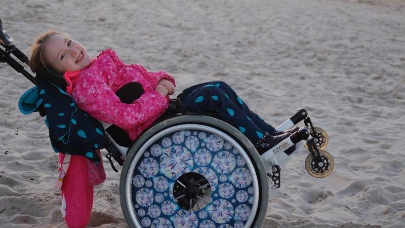 Amy in ihrem Rollstuhl. Die neunjährige leidet unter Muskelschwund.