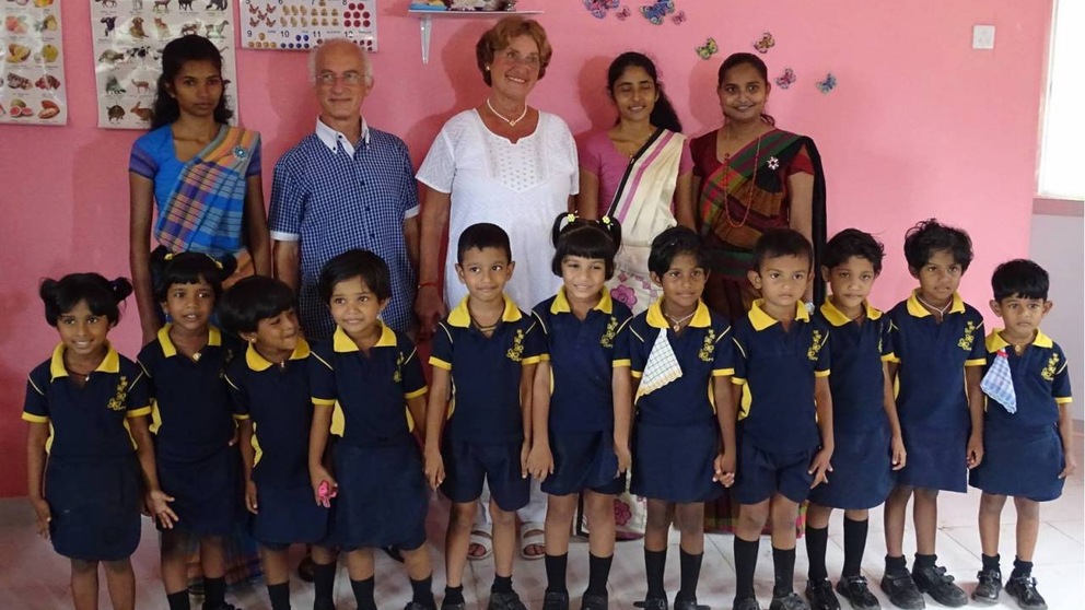 Ursula Beier, hinten in der Mitte, mit Kindern und Helfern der Kita in Madala