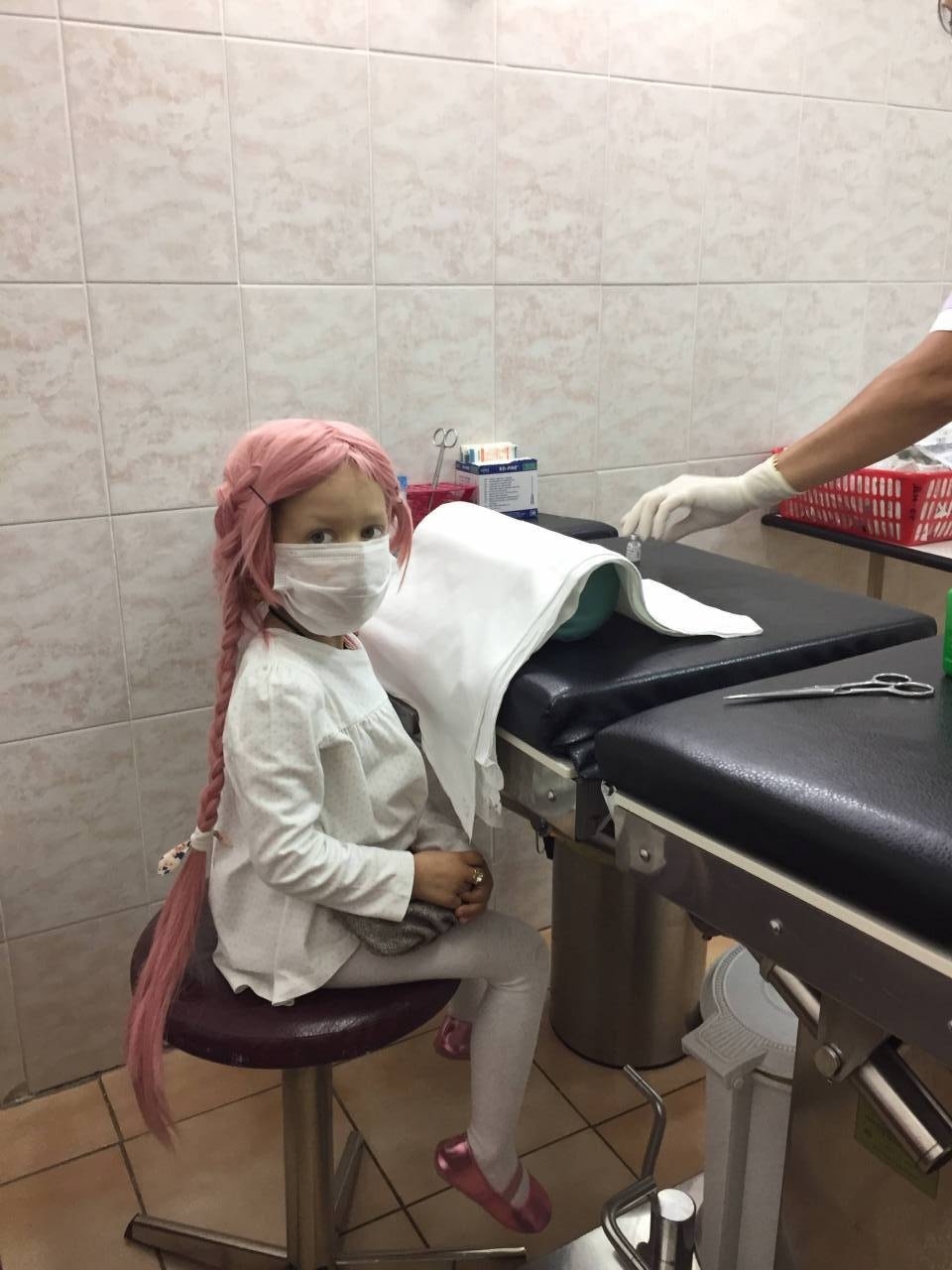 Daria im Krankenhaus in Minsk. Dem kleinen Mädchen sind die Haare ausgegangen, der Mundschutz soll sie vor Keimen schützen