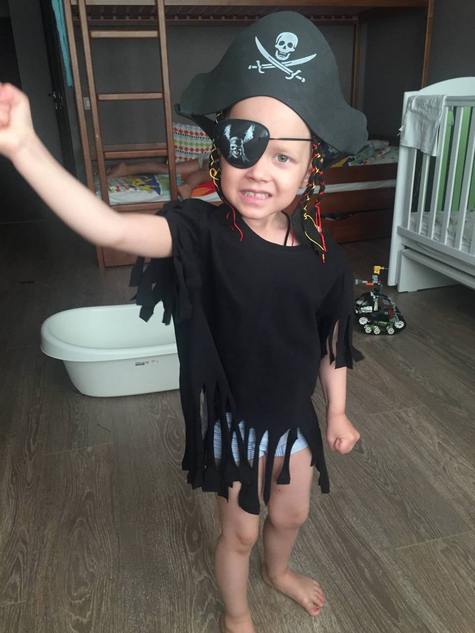 Daria will wie ein gesundes Kind spielen, hier verkleidet als Pirat
