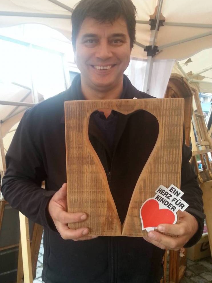 Miro Blaic macht Holzkunst und verkauft diese auf dem Markt