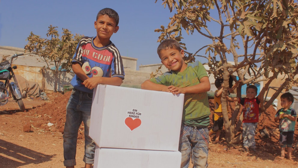 Jungs in einem Flüchtlingslager im Westen Syriens mit Überlebenspaketen von kids to life und „Ein Herz für Kinder"&nbsp; Fotos: kidstolife