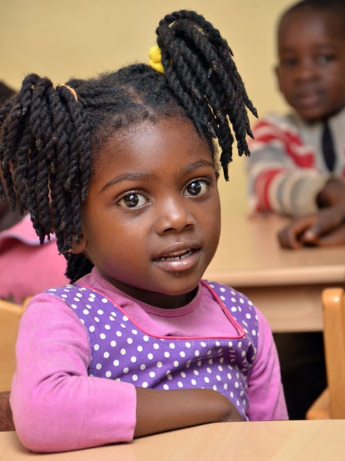 Hofft auf eine bessere Zukunft: ein Mädchen in der St. Francis Grundschule