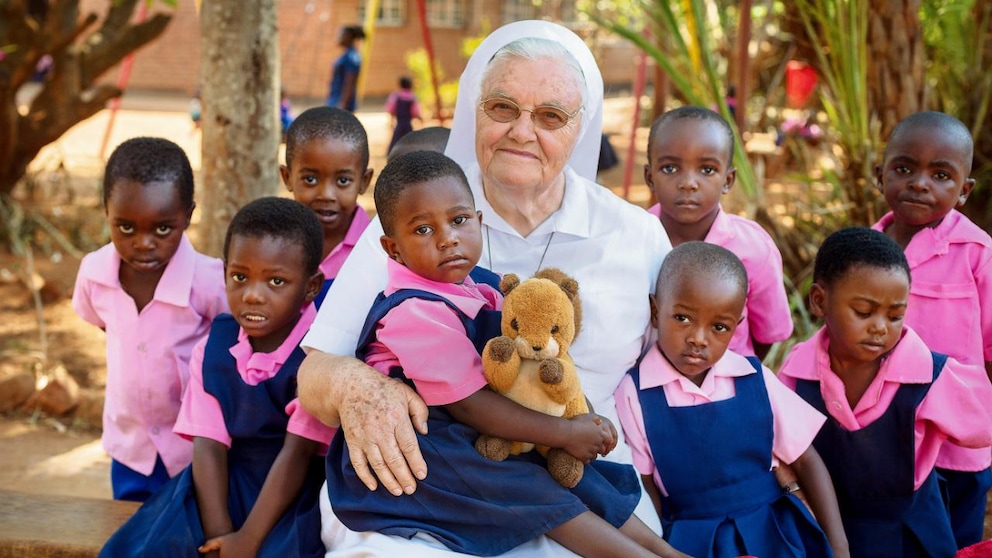 Schwester Klara mit einigen der Aids-Waisen, um die sie sich in Malawi kümmert
Foto: David Suenderhauf/TALPA