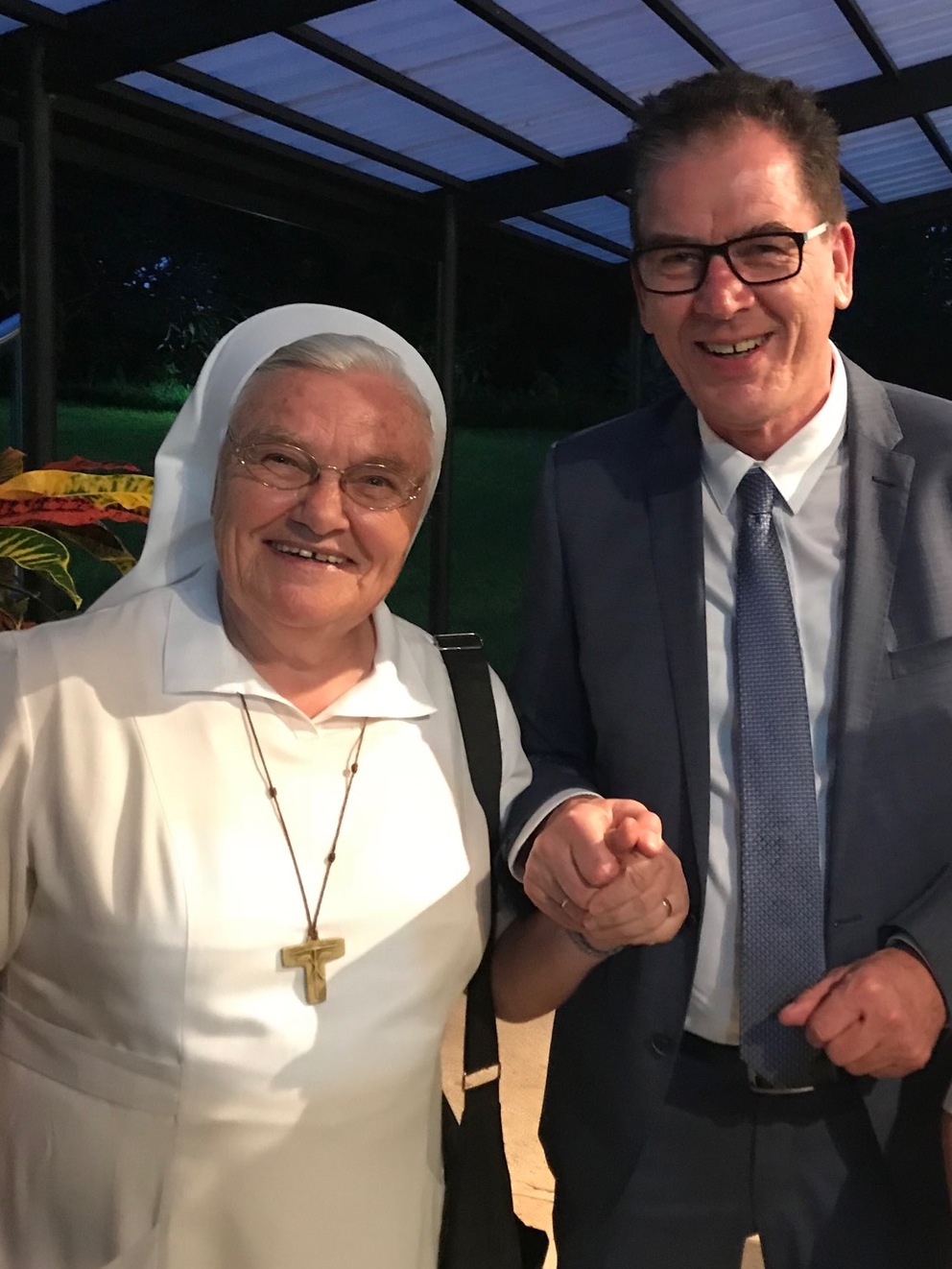 Schwester Klara Lüers mit Bundesentwicklungsminister Gerd Müller im Januar 2019 in Afrika<br><br>