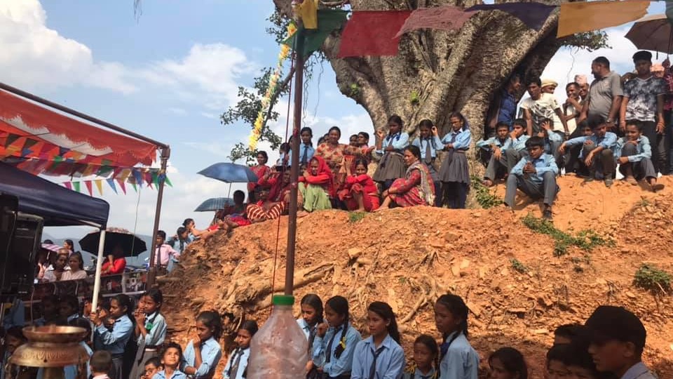Schüler bei der Einweihungsfeier <br>Fotos: Mukta Nepal e.V.