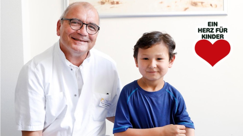 Klinik-Direktor Prof. Dr. Ralf Stücker ist zufrieden mit Shakhriyors Fortschritten
Foto: SYBILL SCHNEIDER