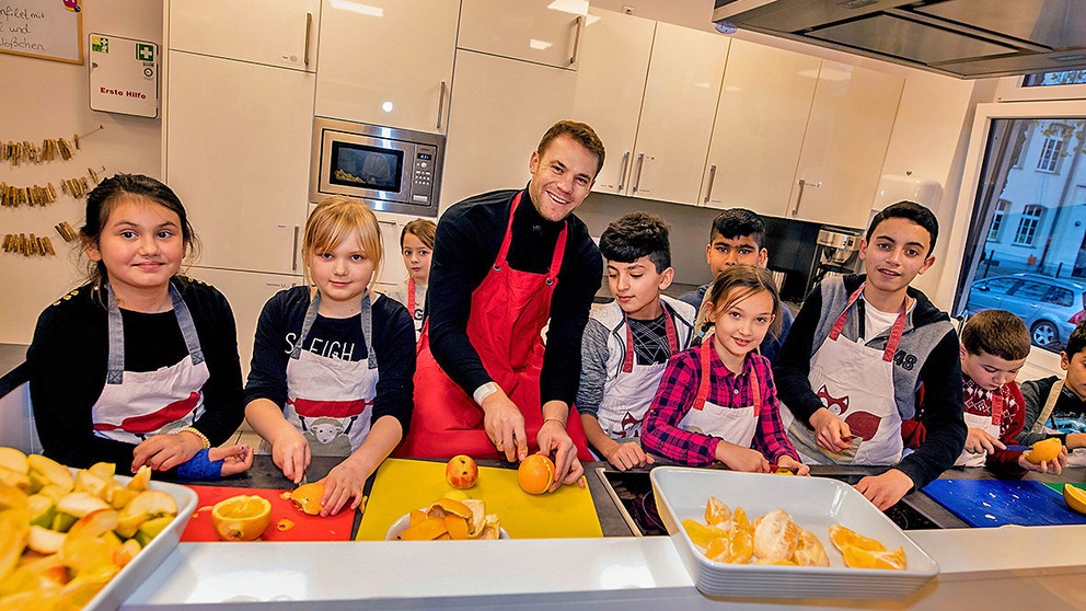 Manuel Neuer kocht mir Kindern im Manus in Gelsenkirchen<br>Foto: Manuel Neuer Kids Foundation