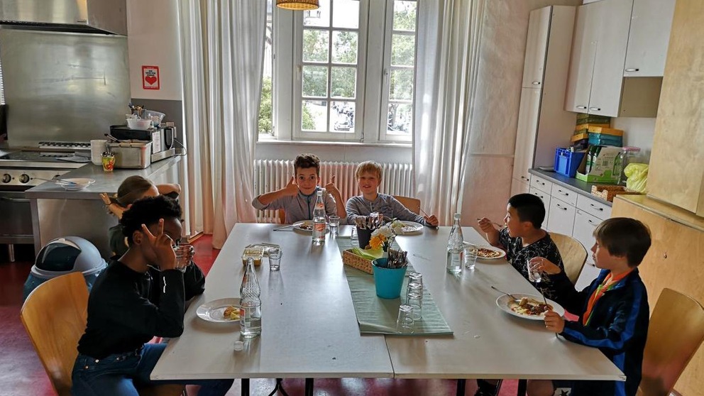 Kinder beim Snack im Jugendzentrum Mergener Hof in Trier