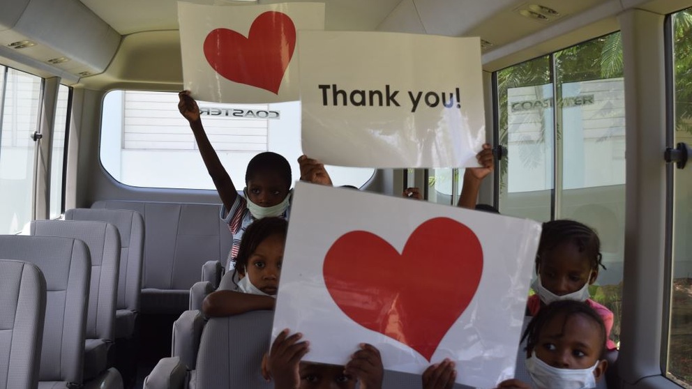 Kinder des nph-Kinderdorfes St. Helene bedanken sich für den neuen Bus<br>Fotos: nph