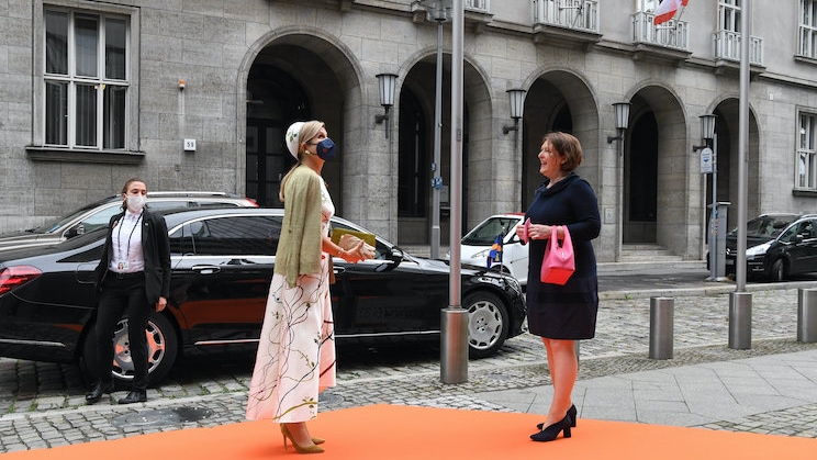 <strong>Auf dem orangenen Teppich: die Stv. Botschafterin der Niederlande, Willemijn van Haaften, begrüßt Königin Máxima an der Botschaft in Berlin</strong>  Fotos: Daniel Biskup<br>