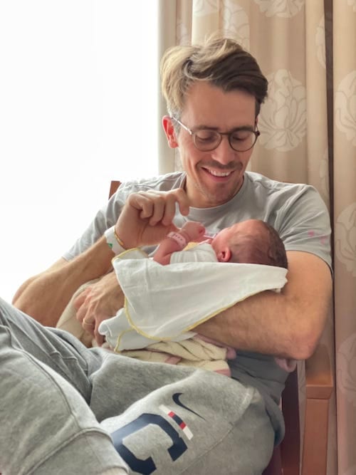 So sieht Glück aus: Dr. Wimmer mit seiner neugeborenen Tochter                                                                                                       <br>Foto: @doktorjohanneswimmer/instagram                                                                                                                                              