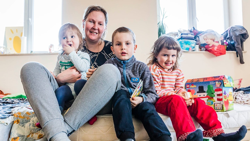 <strong>Svetlana ist mit Kindern Oksana (1), Semjon (5) und Nastja (3) aus Kiew nach Lemberg geflohen</strong>  Foto: Lars Berg