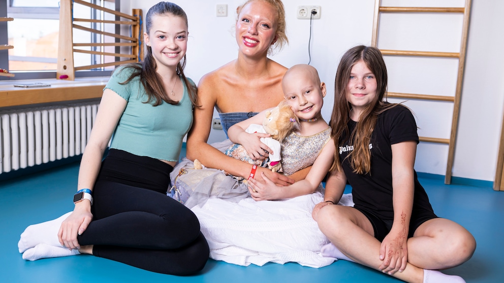 Anna Ermakova besucht die Kinder-Krebs-Station der Charite in Berlin